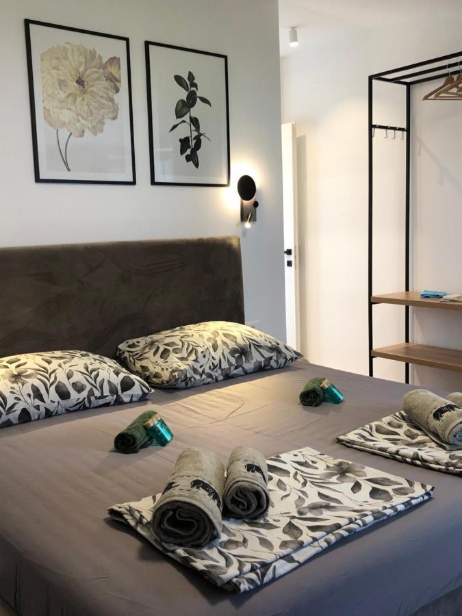 Omis - Private Ensuite Room With Balcony - Hotel Style Exterior photo