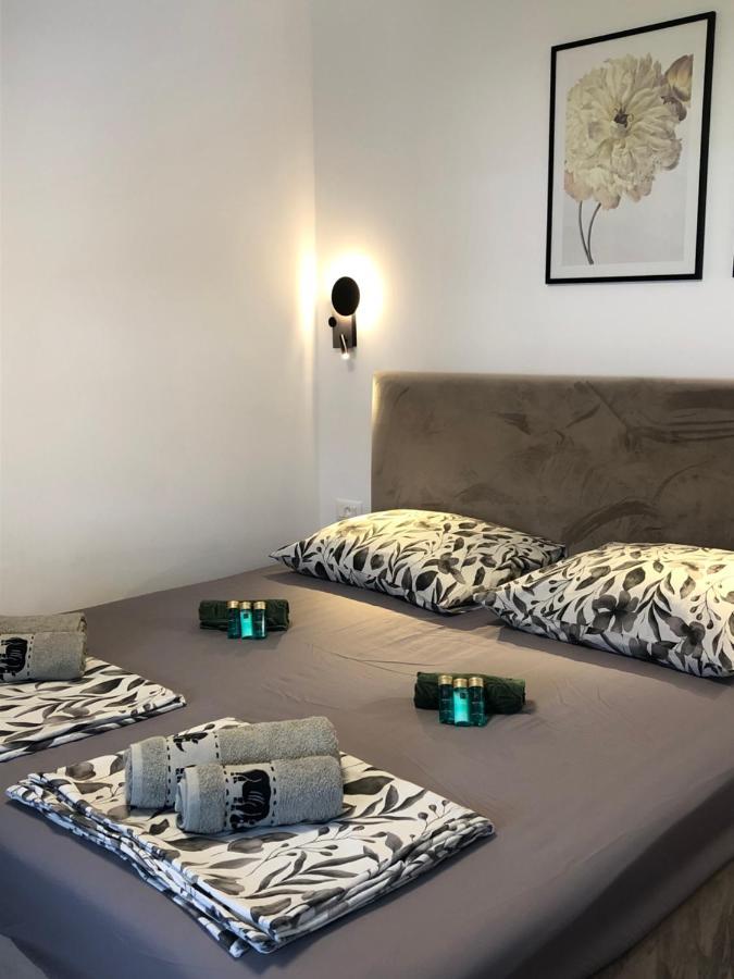 Omis - Private Ensuite Room With Balcony - Hotel Style Exterior photo