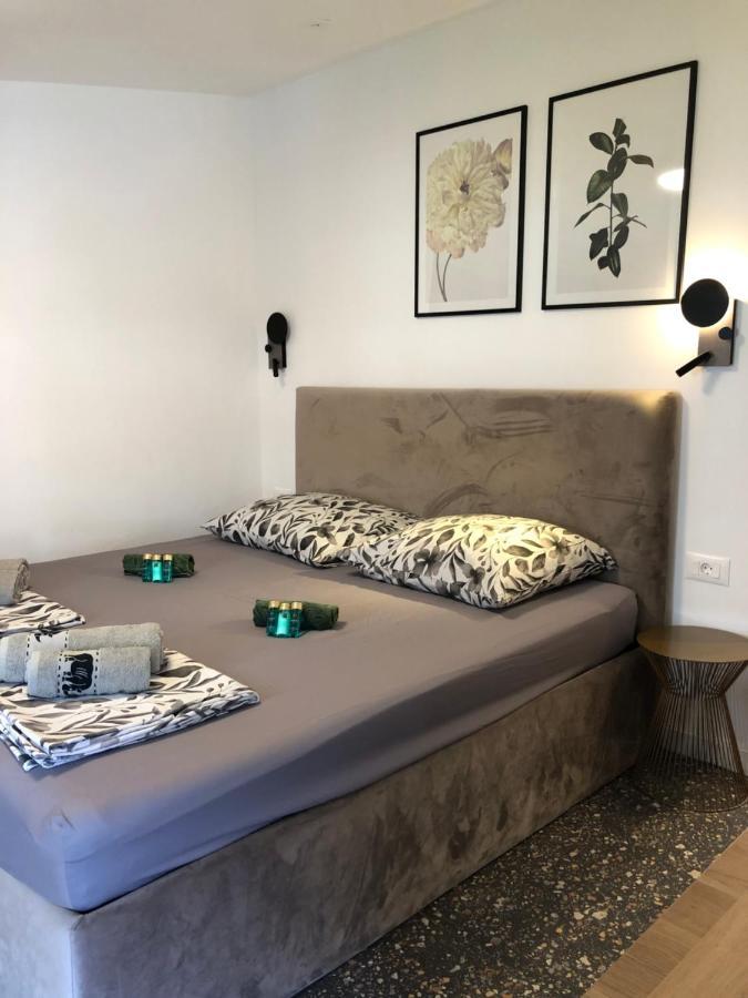 Omis - Private Ensuite Room With Balcony - Hotel Style Exterior photo